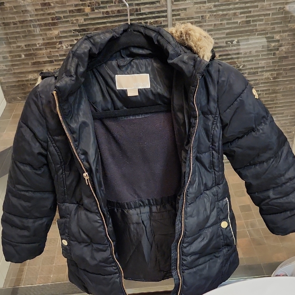 Stylish Black Puffer Jacket with Fur Hood